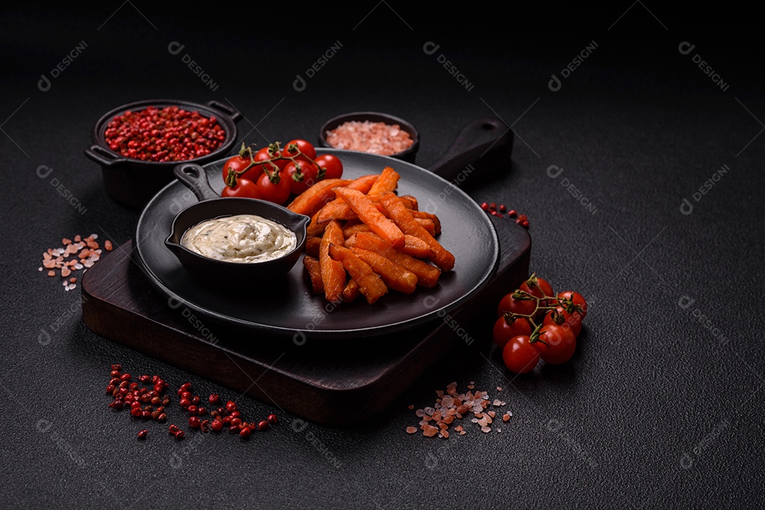 Fritas saborosa sobre uma mesa de concreto