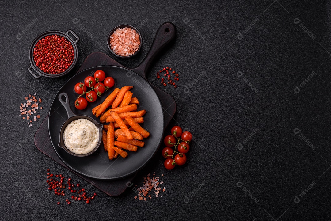 Fritas saborosa sobre uma mesa de concreto