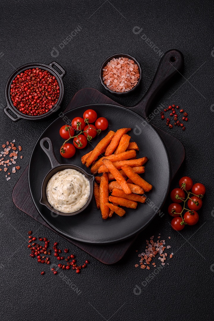 Fritas saborosa sobre uma mesa de concreto