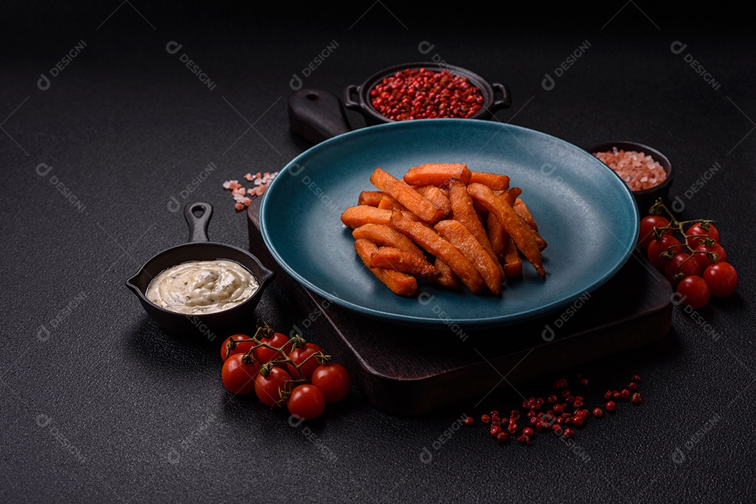 Fritas saborosa sobre uma mesa de concreto