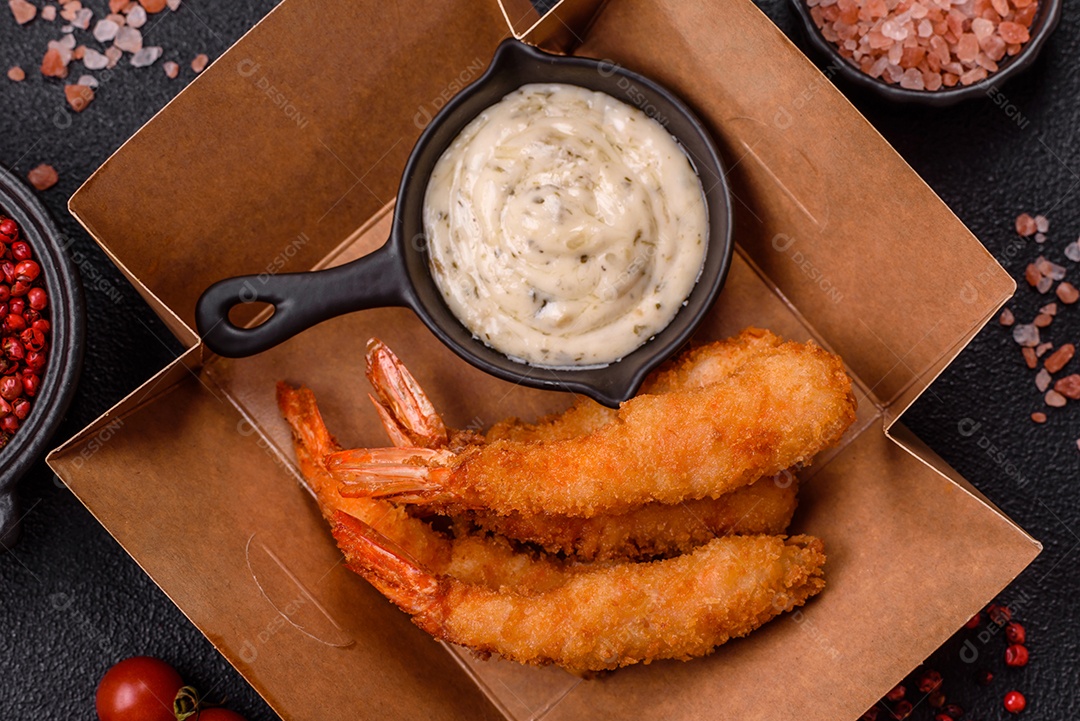 Camarão empanado saboroso mesa concreto