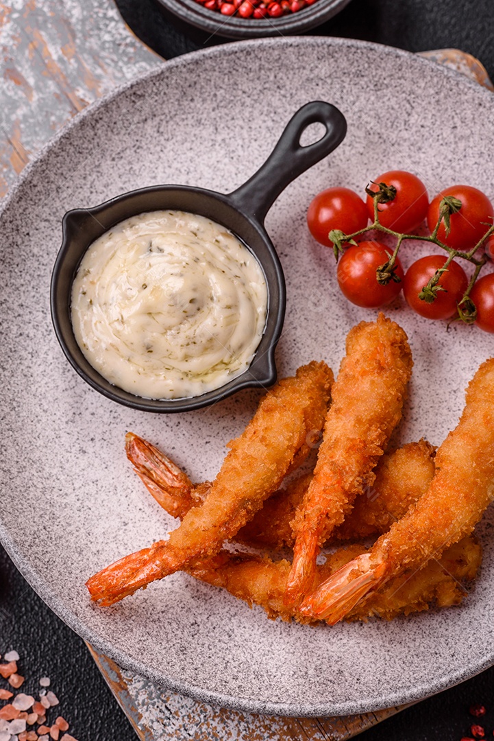 Camarão empanado saboroso mesa concreto