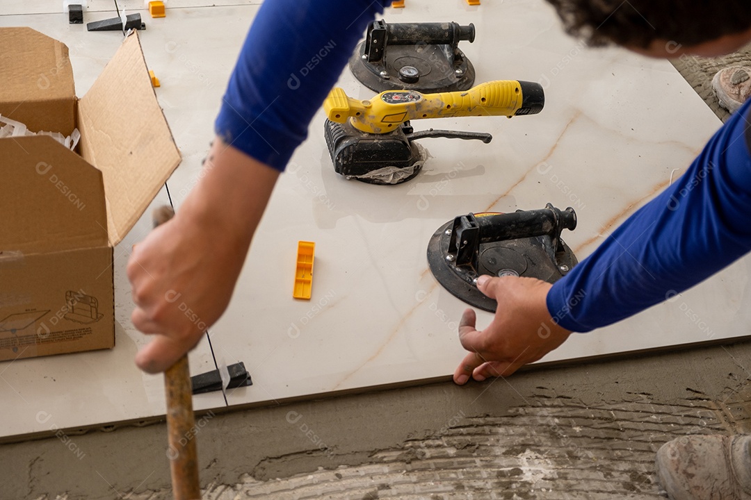 Processo de nivelamento de piso cerâmico com ferramentas Imagem JPG