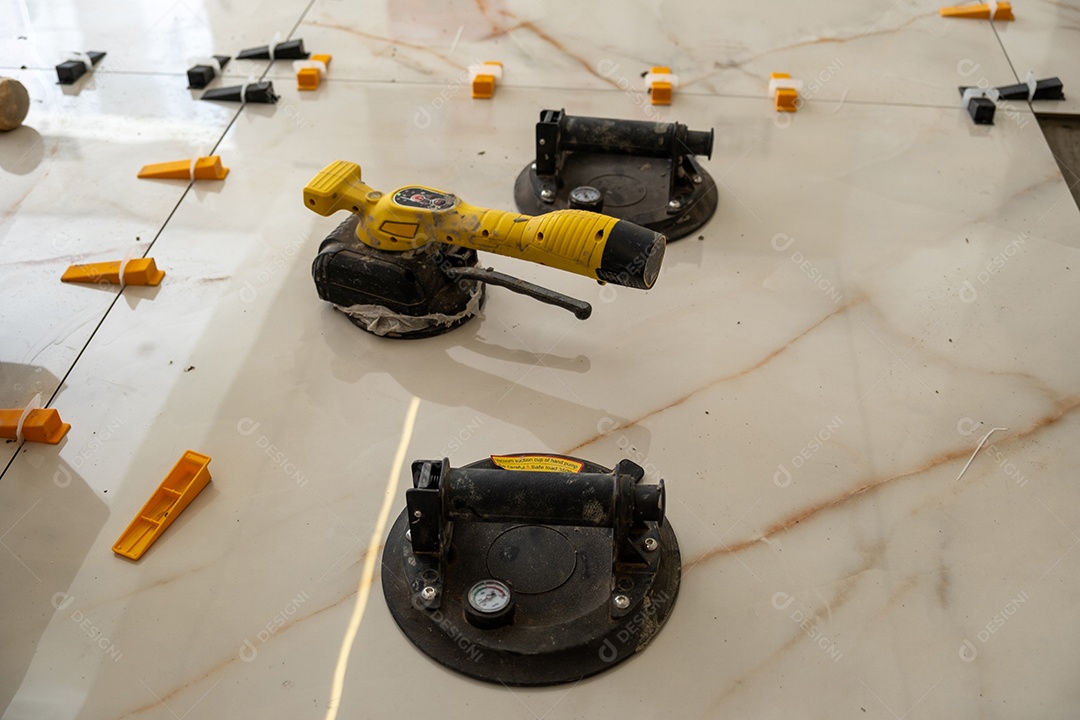 Aplicação de piso e revestimento em ambiente interno de construção Imagem JPG