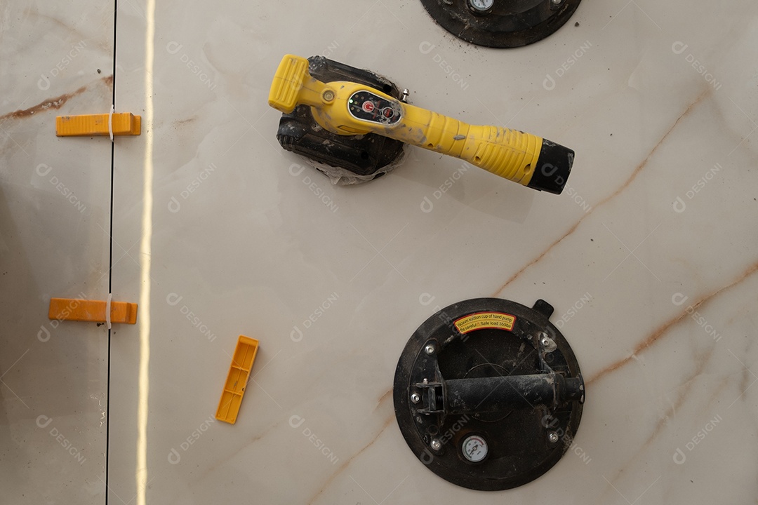 Peças e travas de nivelamento aplicadas sobre piso cerâmico Imagem JPG