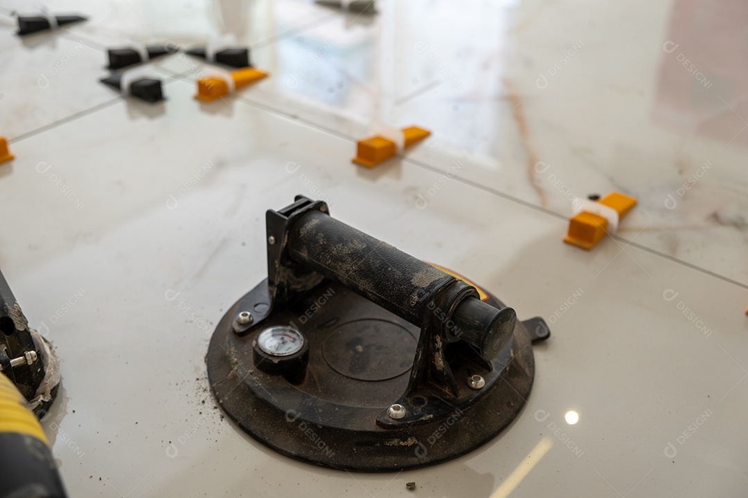 Peças e travas de nivelamento aplicadas sobre piso cerâmico Imagem JPG