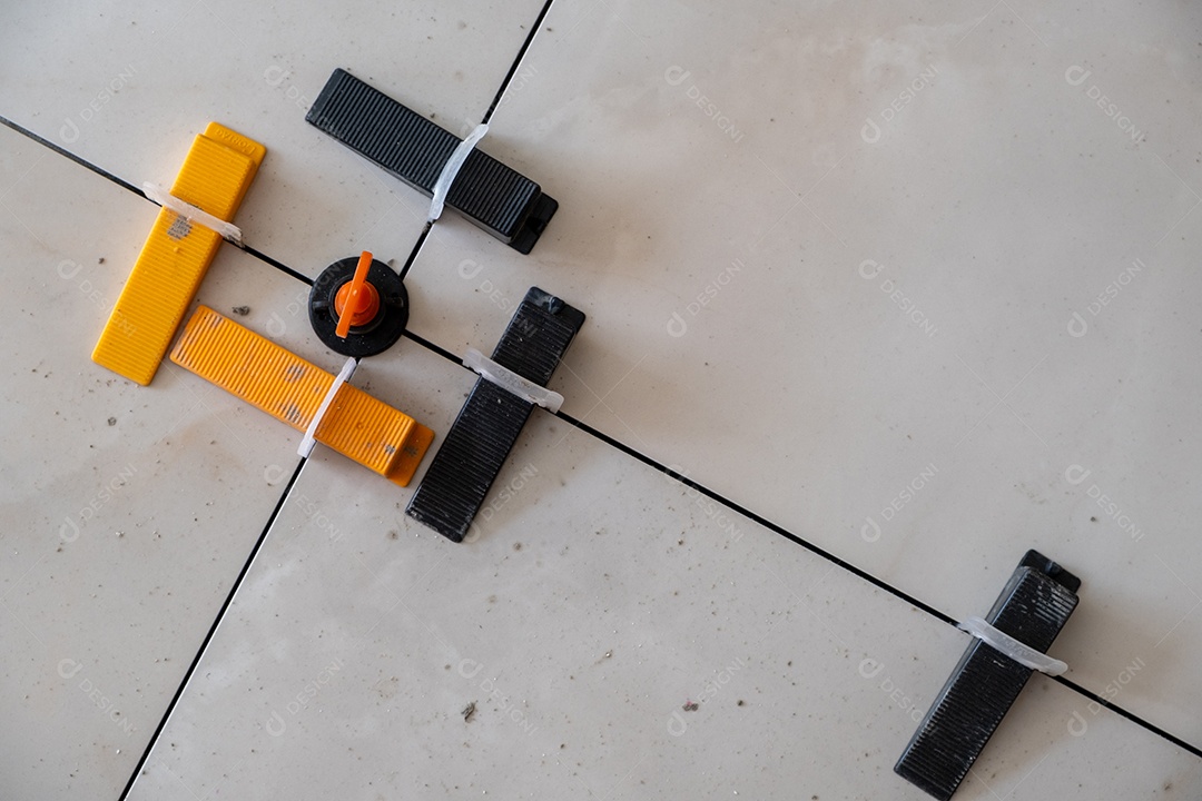 Conjunto de ferramentas utilizadas para nivelamento de piso Imagem JPG