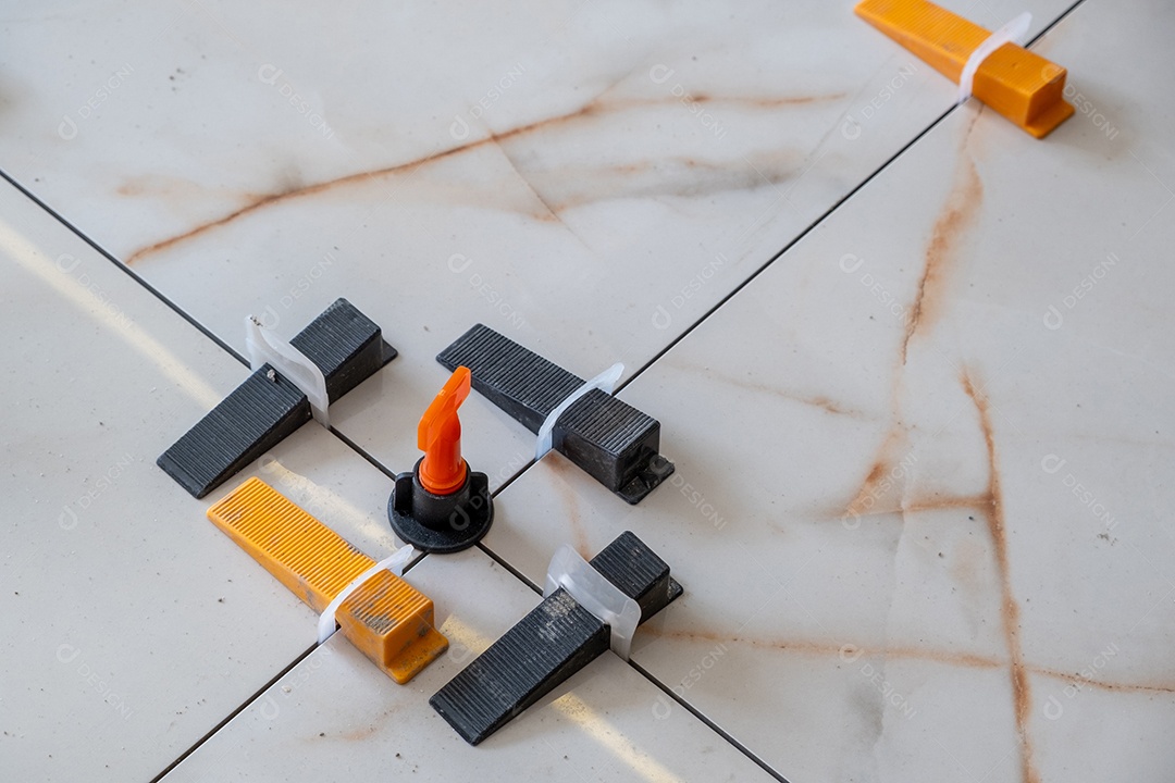 Conjunto de ferramentas utilizadas para nivelamento de piso Imagem JPG