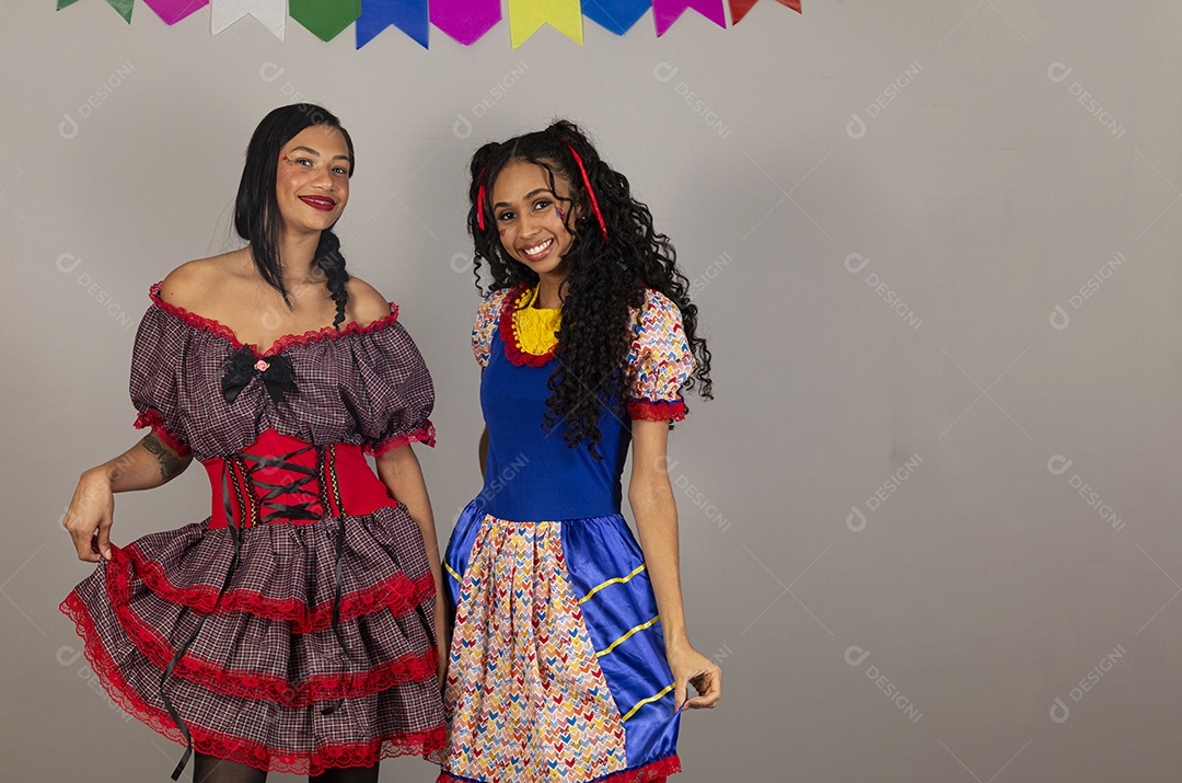 Lindas mulheres usando roupas típicas festa junina sobre fundo isolado