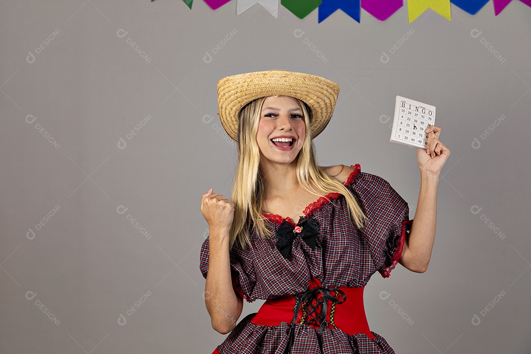 Linda mulher jovem usando roupas típicas de festa junina sobre fundo isolado