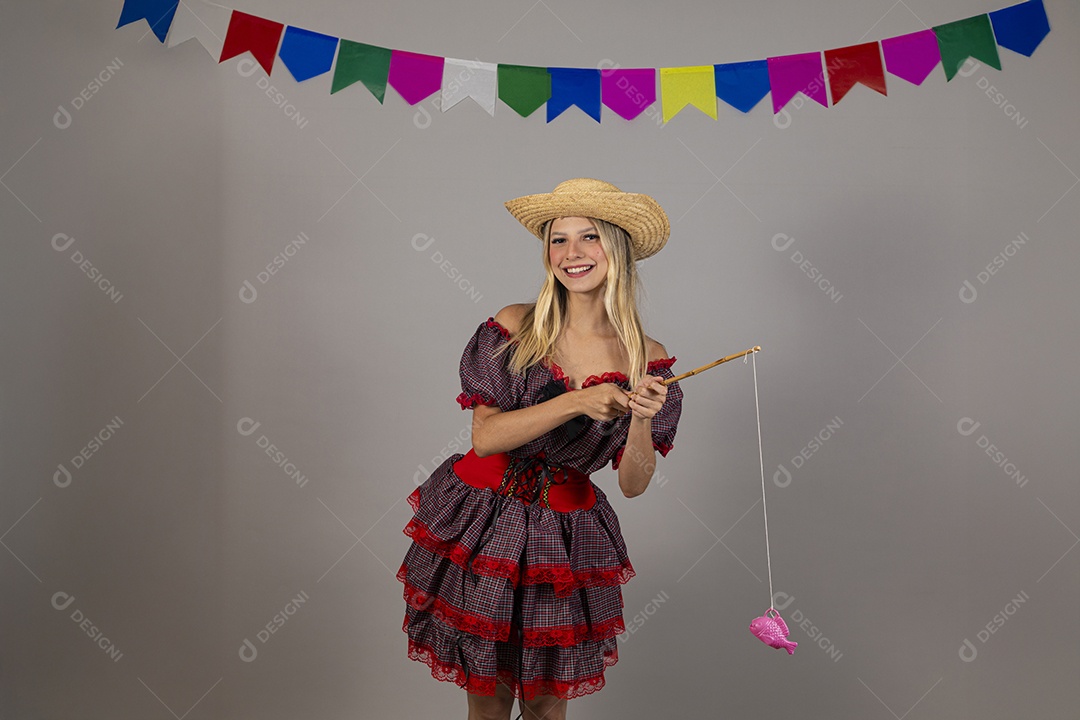 Linda mulher jovem usando roupas típicas de festa junina sobre fundo isolado