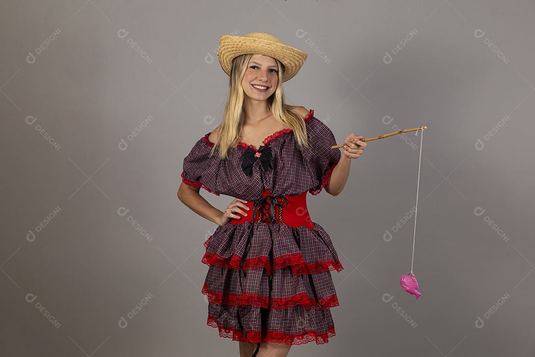 Linda mulher jovem usando roupas típicas de festa junina sobre fundo isolado