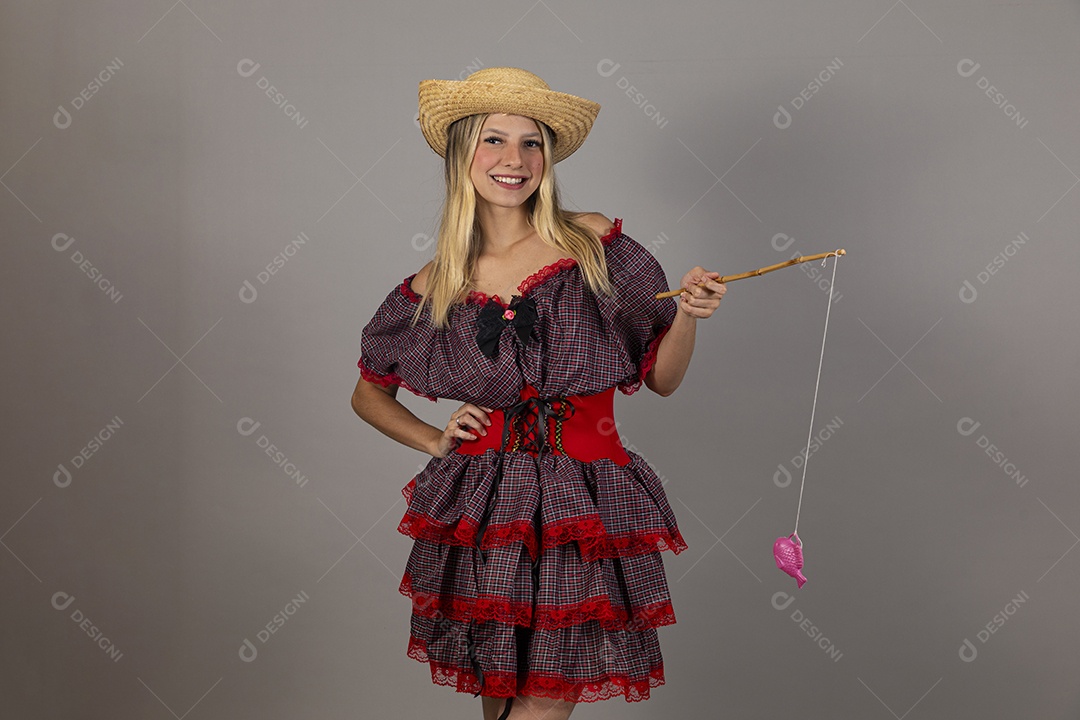 Linda mulher jovem usando roupas típicas de festa junina sobre fundo isolado