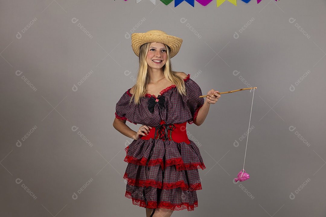 Linda mulher jovem usando roupas típicas de festa junina sobre fundo isolado