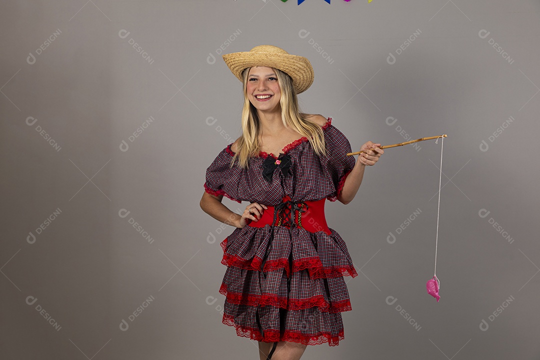 Linda mulher jovem usando roupas típicas de festa junina sobre fundo isolado