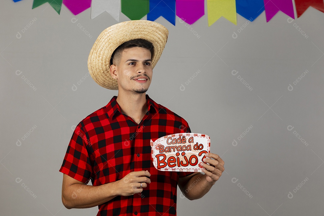 Homem jovem usando roupas típicas de festa junina sobre fundo isolado