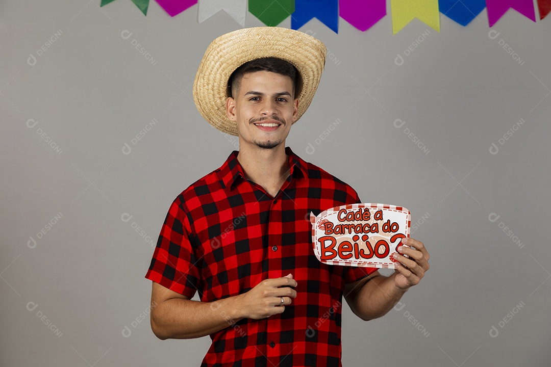 Homem jovem usando roupas típicas de festa junina sobre fundo isolado