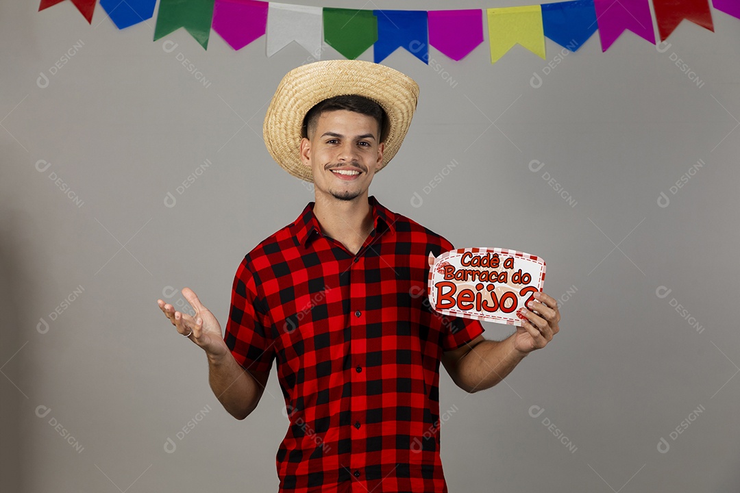 Homem jovem usando roupas típicas de festa junina sobre fundo isolado