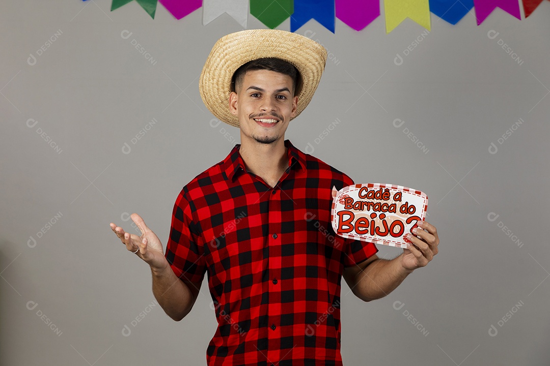 Homem jovem usando roupas típicas de festa junina sobre fundo isolado
