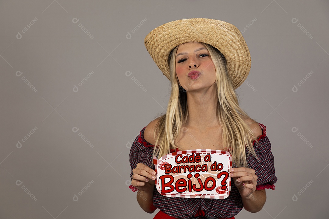 Linda mulher jovem usando roupas típicas de festa junina sobre fundo isolado