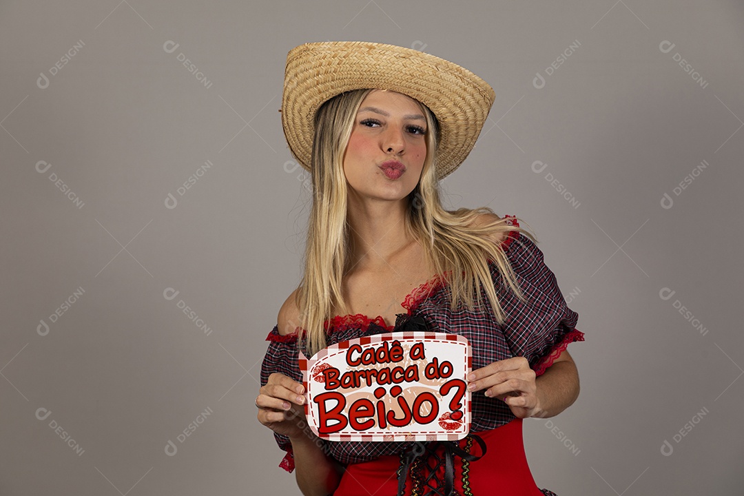 Linda mulher jovem usando roupas típicas de festa junina sobre fundo isolado