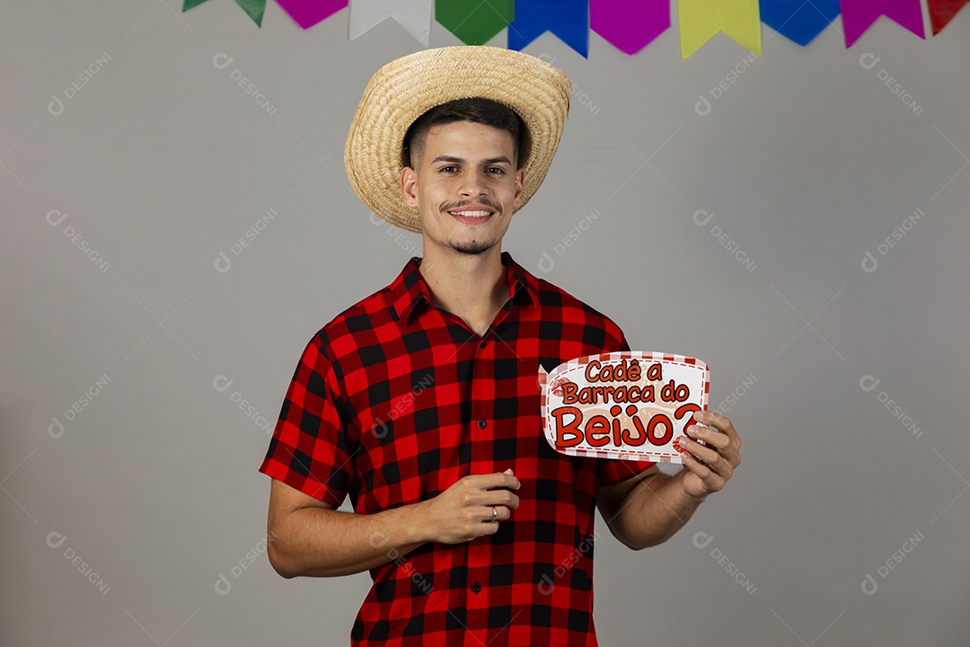 Homem jovem usando roupas típicas de festa junina sobre fundo isolado