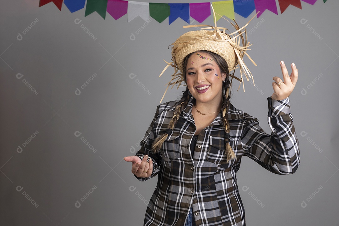 Linda mulher jovem usando roupas típicas de festa junina sobre fundo isolado