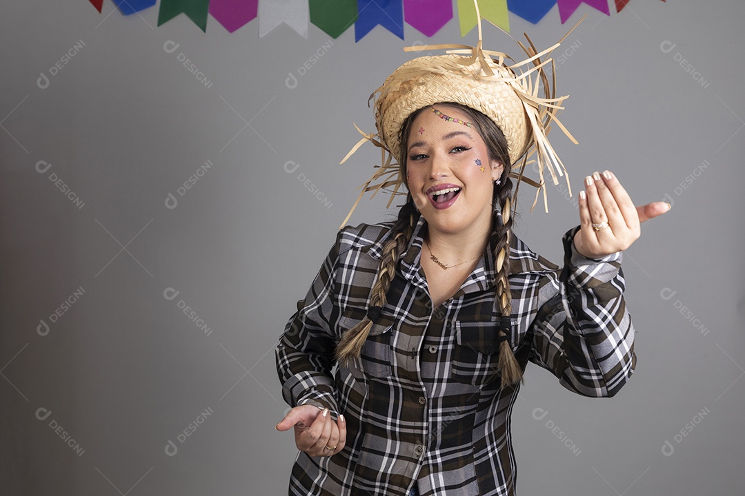Linda mulher jovem usando roupas típicas de festa junina sobre fundo isolado