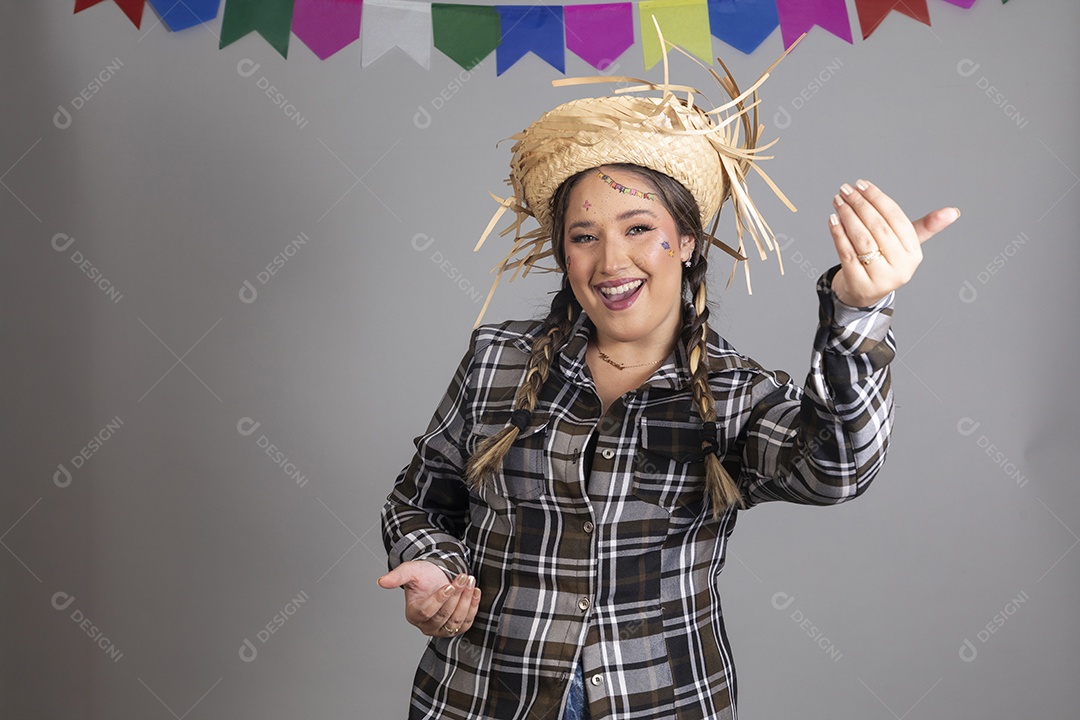 Linda mulher jovem usando roupas típicas de festa junina sobre fundo isolado