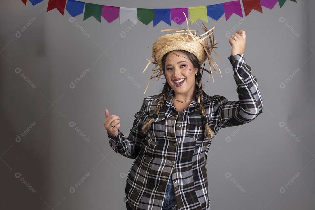 Linda mulher jovem usando roupas típicas de festa junina sobre fundo isolado