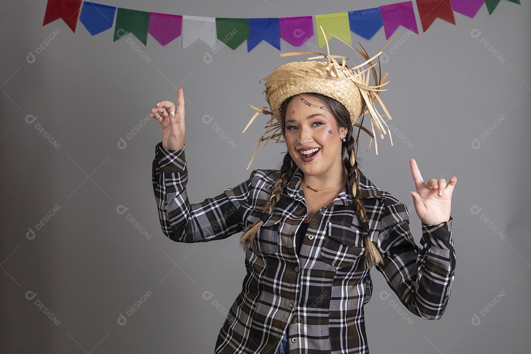 Linda mulher jovem usando roupas típicas de festa junina sobre fundo isolado