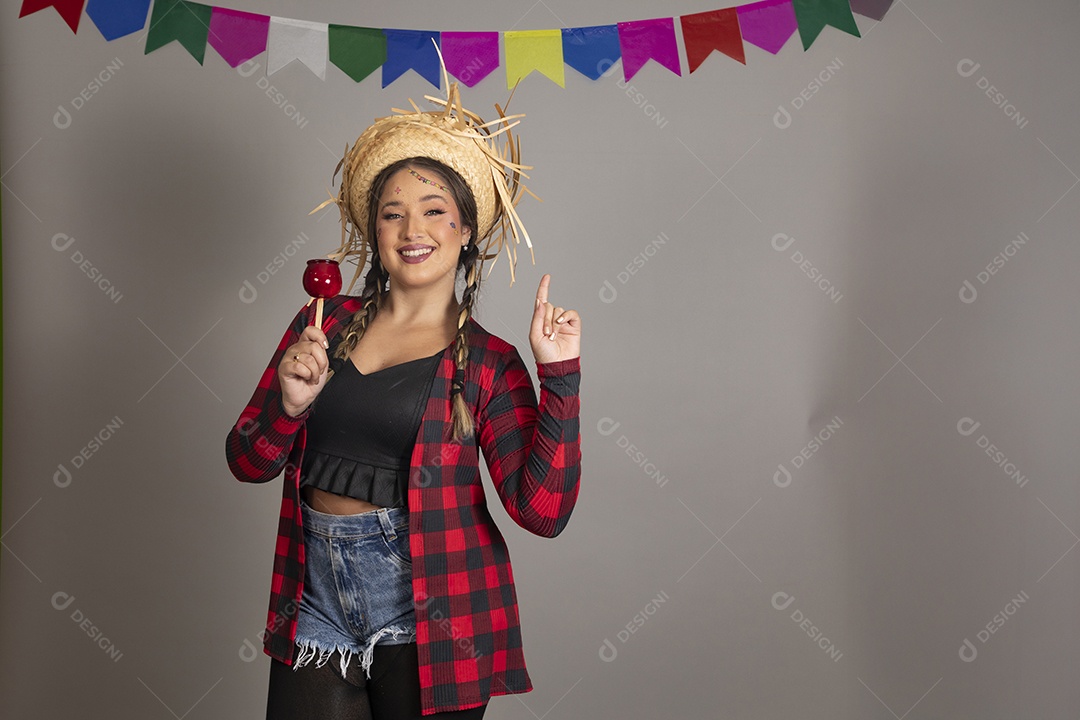 Linda mulher jovem usando roupas típicas de festa junina sobre fundo isolado