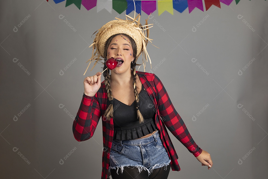 Linda mulher jovem usando roupas típicas de festa junina sobre fundo isolado