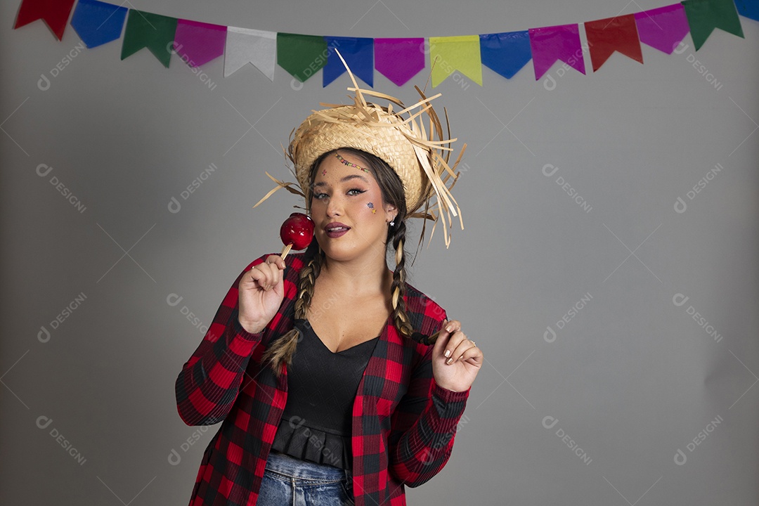 Linda mulher jovem usando roupas típicas de festa junina sobre fundo isolado