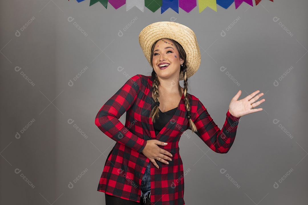 Linda mulher jovem usando roupas típicas de festa junina sobre fundo isolado