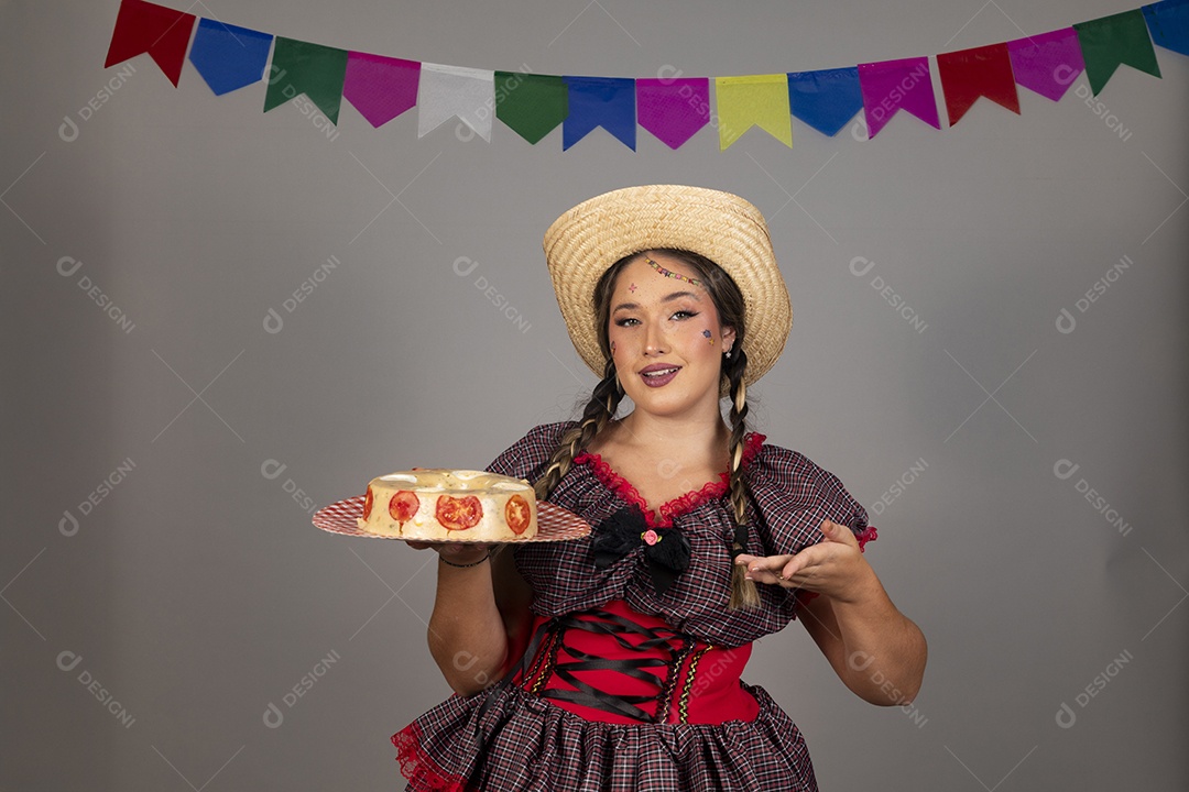 Linda mulher jovem usando roupas típicas de festa junina sobre fundo isolado