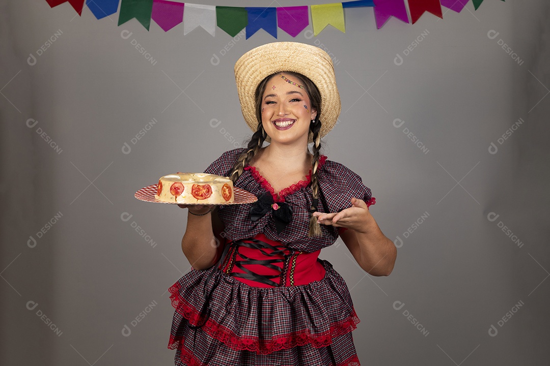 Linda mulher jovem usando roupas típicas de festa junina sobre fundo isolado