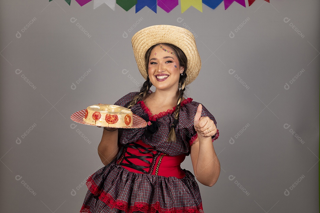 Linda mulher jovem usando roupas típicas de festa junina sobre fundo isolado