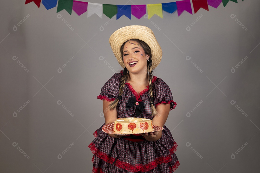 Linda mulher jovem usando roupas típicas de festa junina sobre fundo isolado