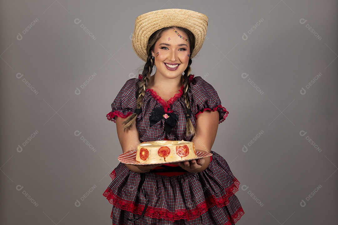Linda mulher jovem usando roupas típicas de festa junina sobre fundo isolado