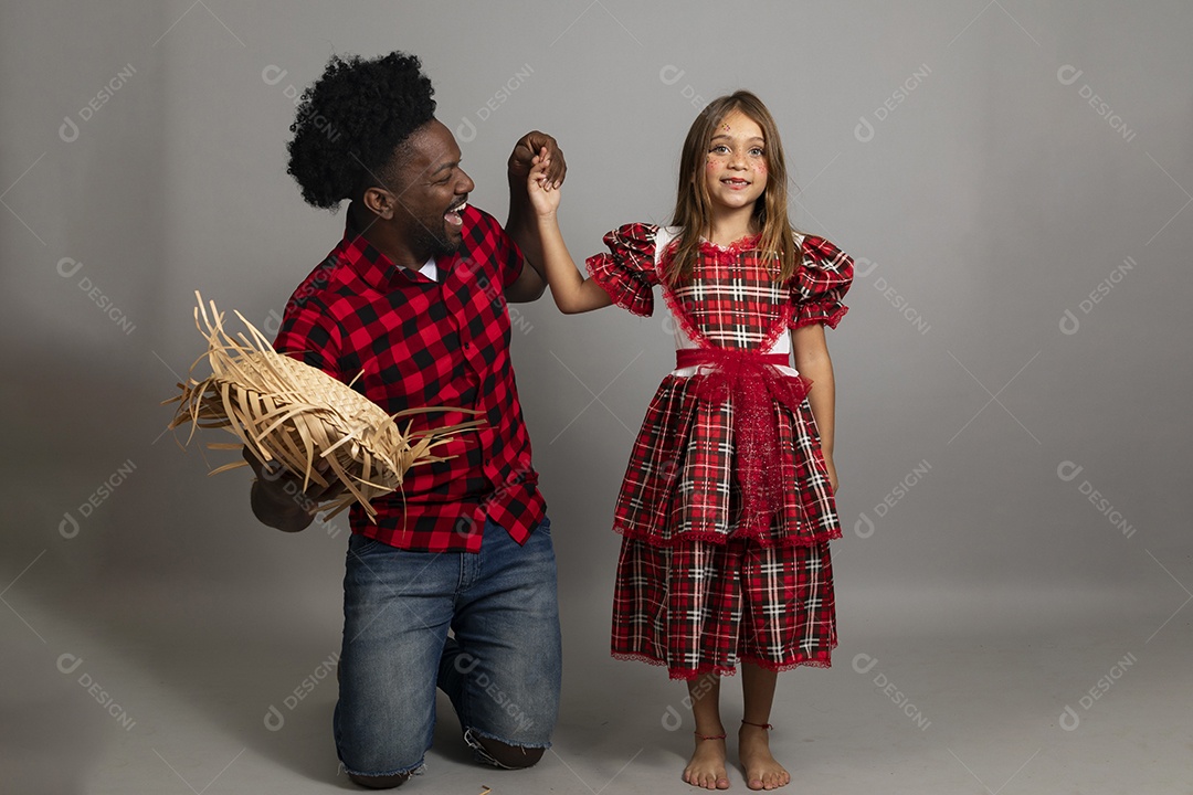 Pai ao lado de sua filha usando roupas típicas festa junina sobre fundo isolado