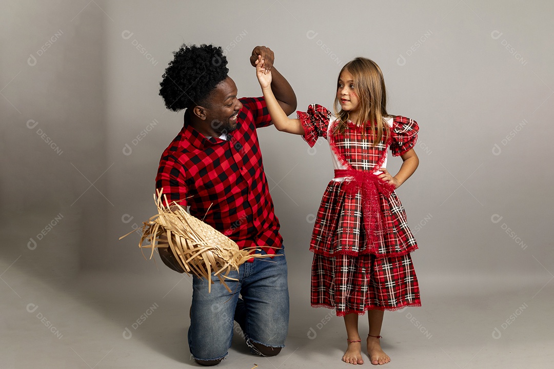 Pai ao lado de sua filha usando roupas típicas festa junina sobre fundo isolado