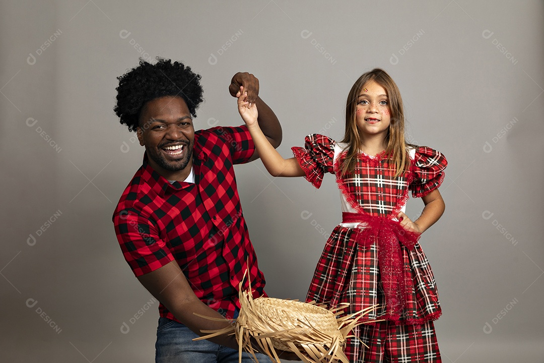 Pai ao lado de sua filha usando roupas típicas festa junina sobre fundo isolado