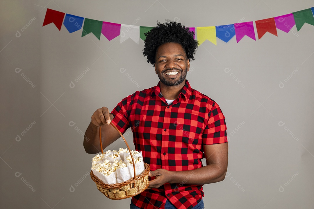 Homem jovem usando roupas típicas de festa junina sobre fundo isolado