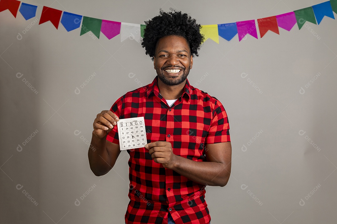 Homem jovem usando roupas típicas de festa junina sobre fundo isolado