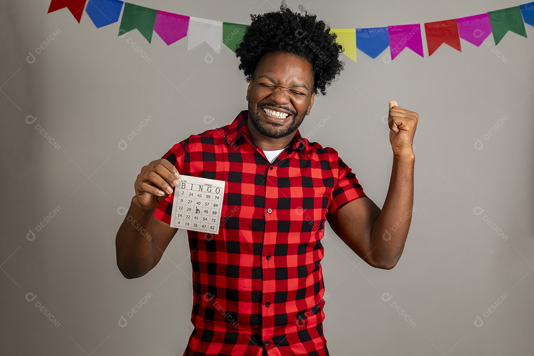 Homem jovem usando roupas típicas de festa junina sobre fundo isolado