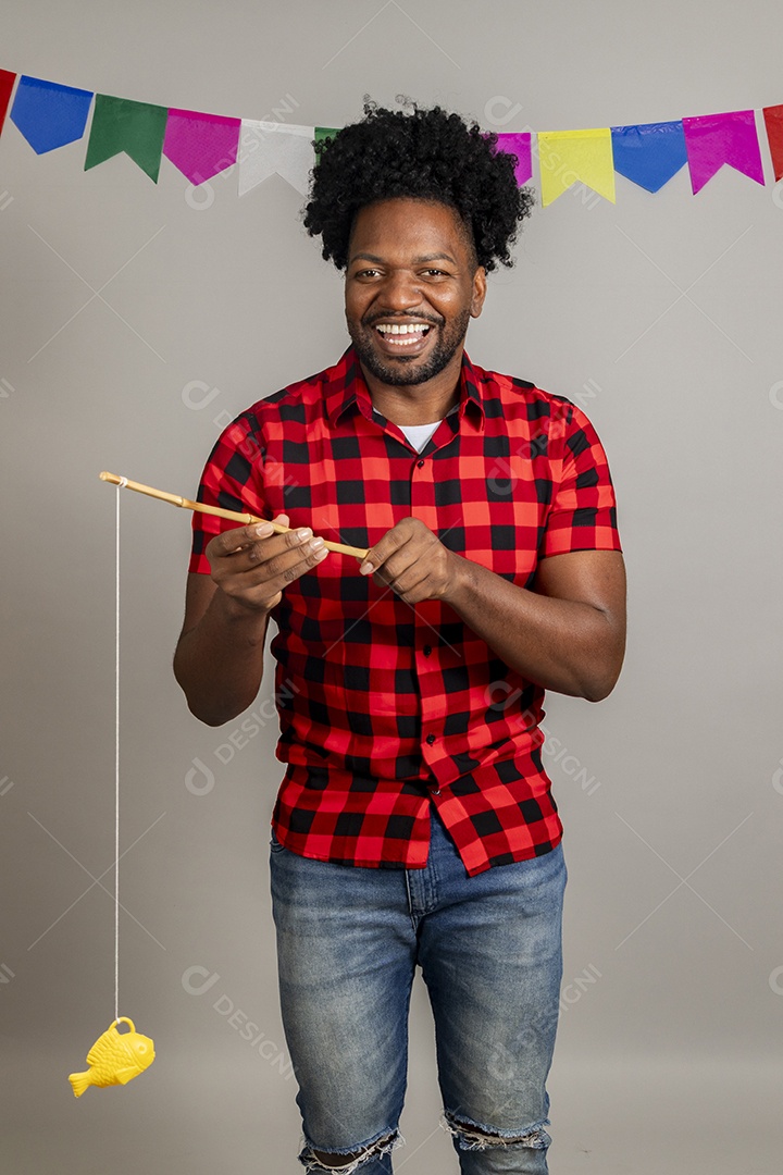 Homem jovem usando roupas típicas de festa junina sobre fundo isolado