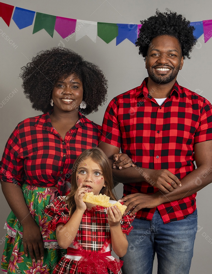 Lindo casal jovens usando roupas típicas festa junina ao lado de sua filha linda
