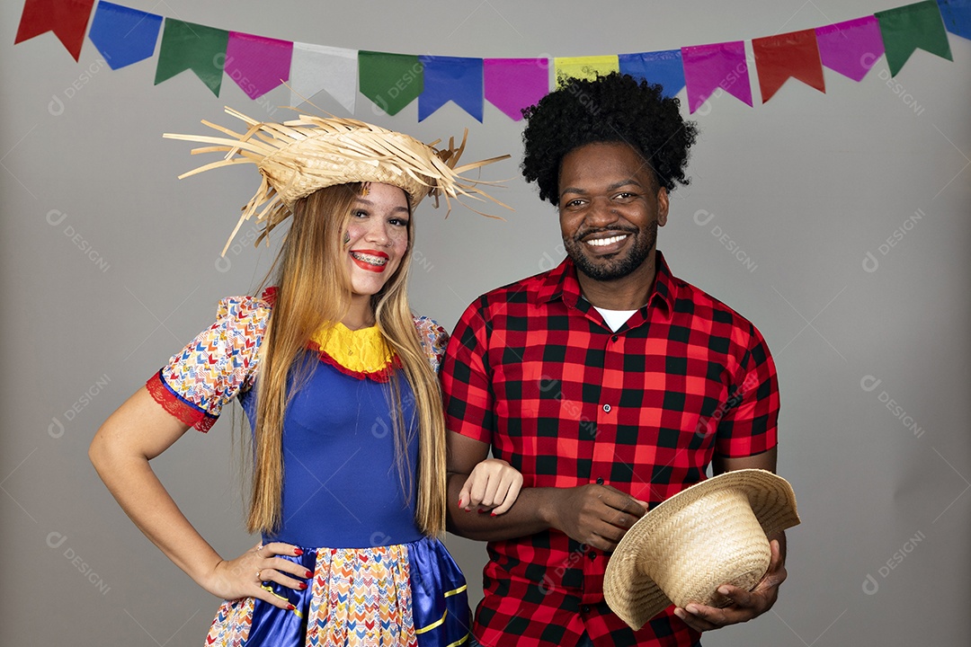 Lindo casal usando roupas típicas festa junina sobre fundo isolado
