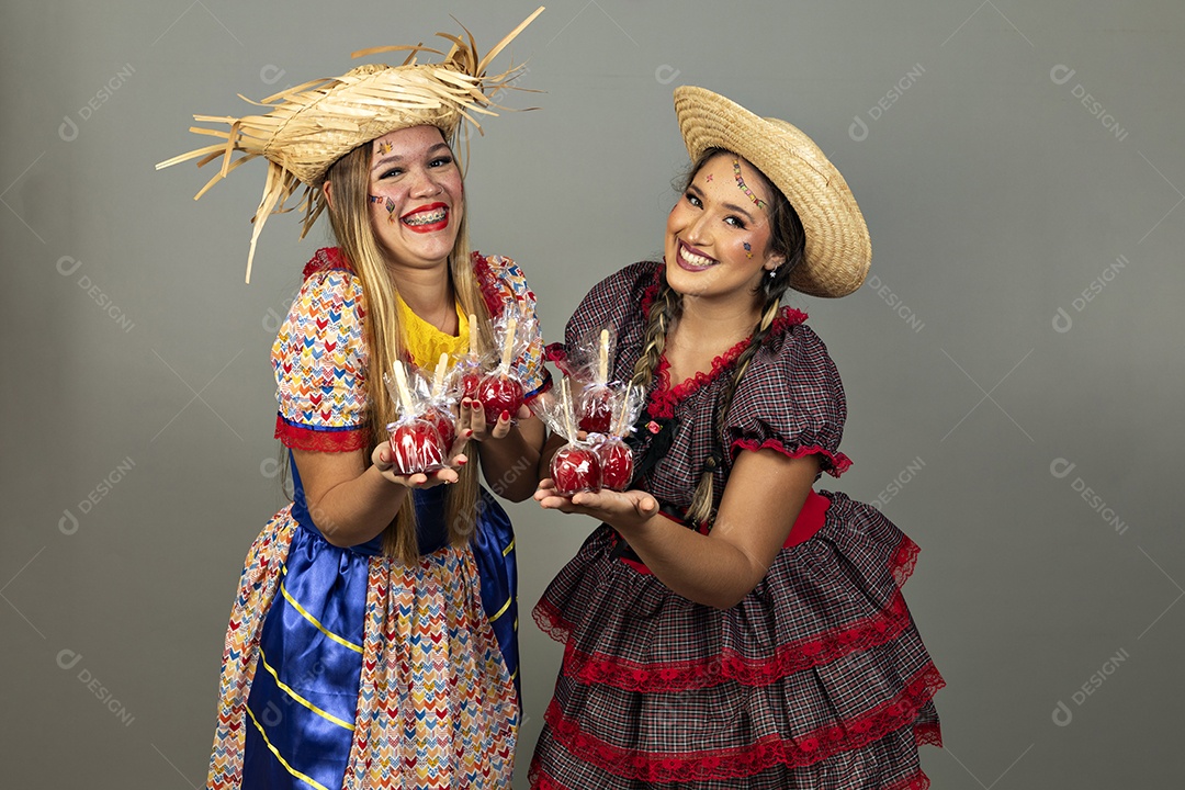 Lindas mulheres usando roupas típicas festa junina sobre fundo isolado